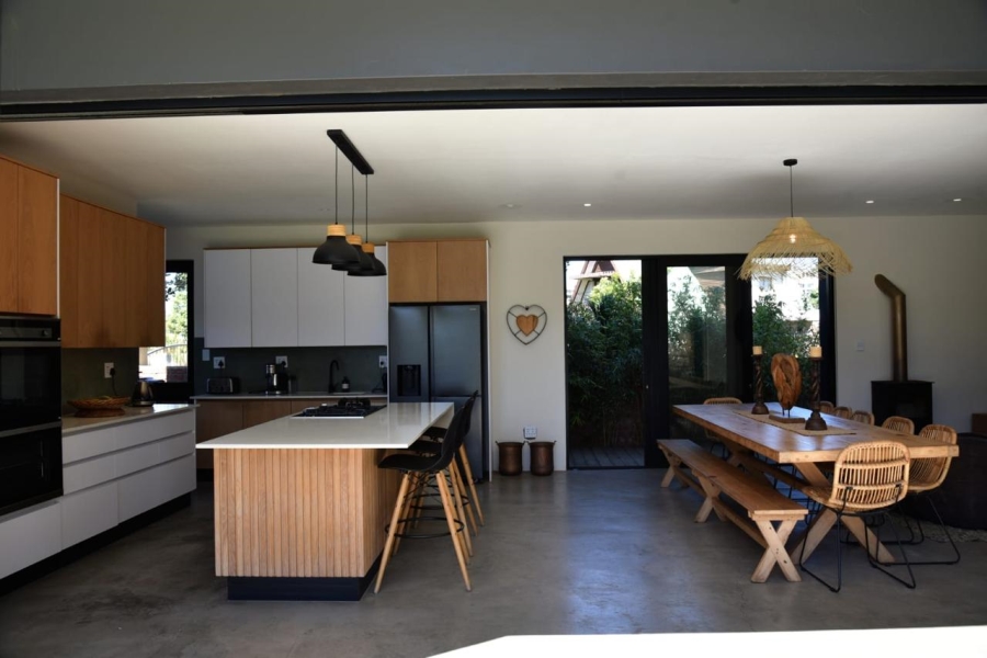 To Let 7 Bedroom Property for Rent in Wavecrest Eastern Cape